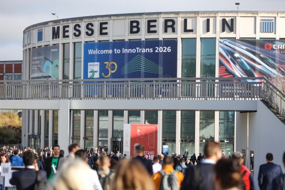 Eingang der Messe Berlin mit Innotrans Logo.