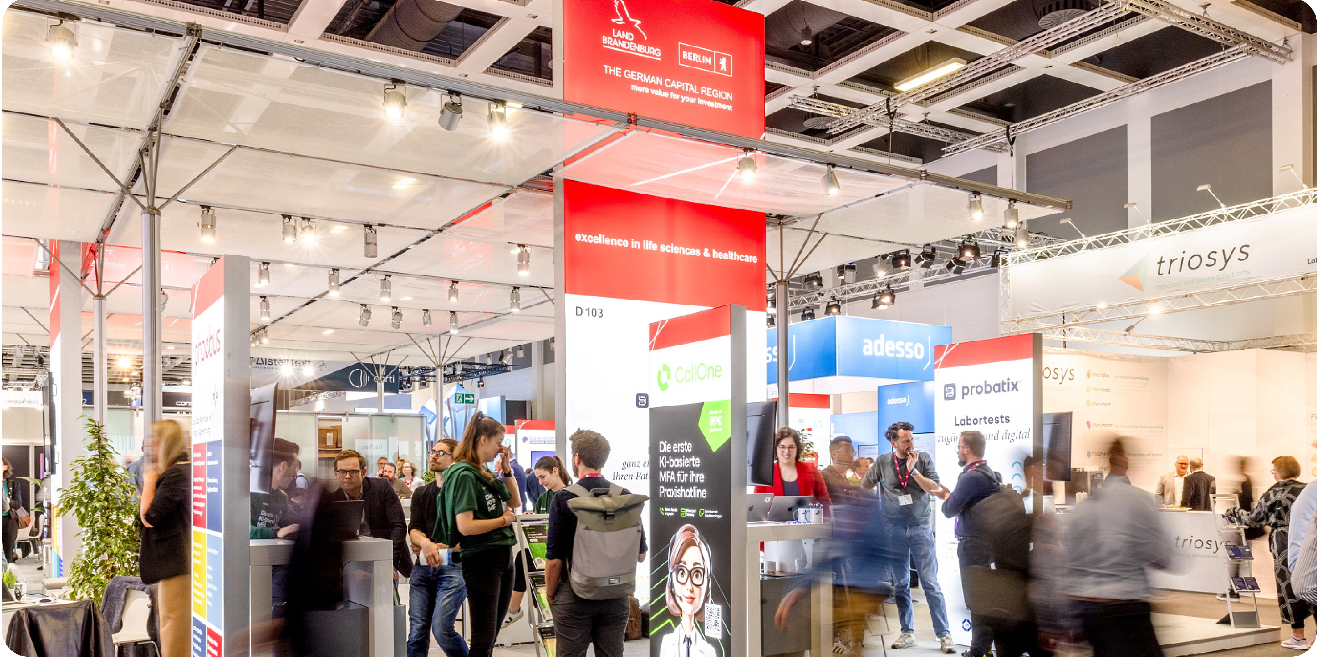 Berlin Brandenburg Stand mit vielen Menschen davor