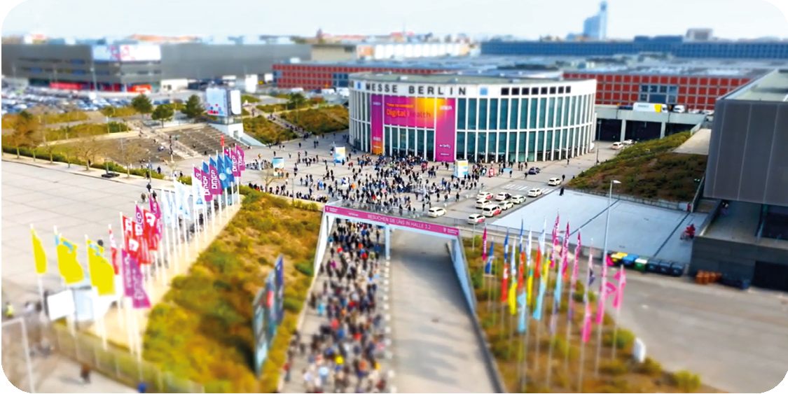 Messe Eingang Süd, viele Menschen vor dem Ticketscanning