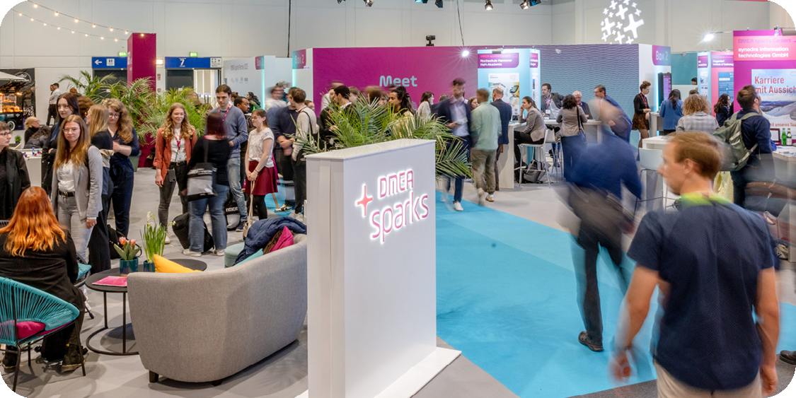 DMEA DiGA Fläche auf blauem teppich, viele Aussteller an ihren Expert Points in gesprächen