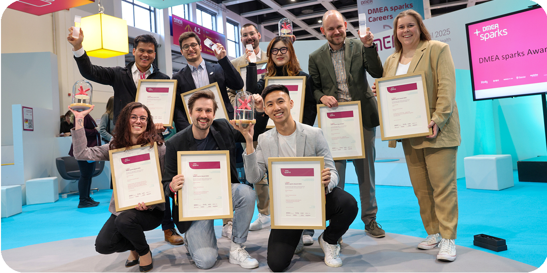 alle DMEA sparks award Gewinnen stehen zusammen mit Ihren Urkunden und blicken in die Kamera