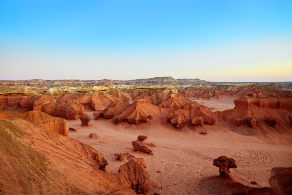 Namibe Provinz, karge Landschaft und blauer Himmel. 