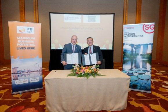 Poh Chi Chuan, Executive Director, Exhibitions and Conferences, Singapore Tourism Board  and David Ruetz signing the collaboration for ITB Asia from 2026 to 2028
