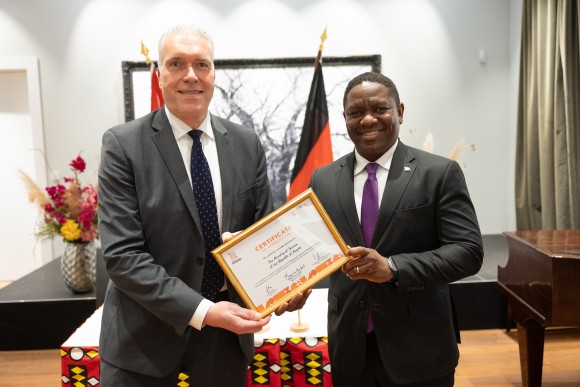 The signatories were Márcio de Jesus Lopes Daniel, Minister of Tourism of the Republic of Angola, and Dirk Hoffmann, COO of Messe Berlin. 